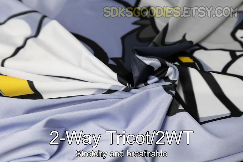 K&ouml;nnte beinhalten: Nahaufnahme eines hellblauen, wei&szlig;en und schwarzen Stoffes mit dem Text "2-Way Tricot/2WT Stretchy and breathable". Der Stoff ist weich und hat einen leichten Glanz.