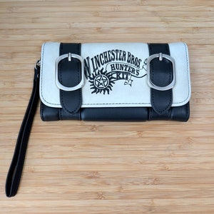 Cartera de mano triple con diseño de kit de cazador de Winchester Brothers