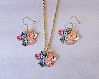 Conjunto de aretes y collar con colgante de esmalte dorado de 1" de ancho con puntada y ángel