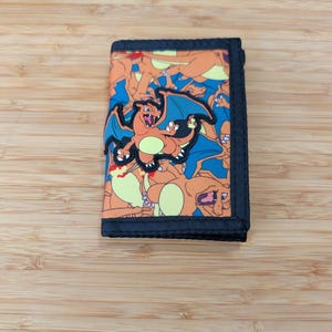 Cartera de lona tríptica sublimada de Charizard