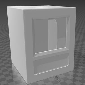 Op de afbeelding: Een witte, rechthoekige kast met een verzonken paneel en een raam. De kast heeft een eenvoudig, modern ontwerp. De afmetingen zijn ongeveer 50 cm hoog en 38 cm breed.