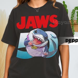 Camiseta retro de los 90 con colores cómodos de Tiburón, 50.º aniversario, divertida camiseta pirata de Jeff Shark, regalo para hombre y mujer.