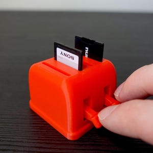 Adorable porte-cartes SD pour mini grille-pain | Organiseur de bureau imprimé en 3D | Rangement technologique unique | Cadeau parfait pour photographe