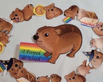 Etiqueta engomada grande de Hyrax: 6 "x 4" "Pooped at School" Hyrax / Funny Cute Animal Stickers Meme Botella de agua Laptop Parachoques Coches Vasos Calcomanía viral