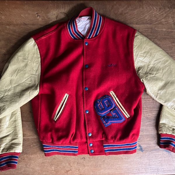 Rote College Jacke aus den 90ern aus  Wolle mit beigen Ärmeln aus Kunstleder.