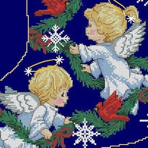 Peut inclure: Une chaussette de Noël bleue avec trois anges tenant une guirlande verte avec des cardinaux rouges et des flocons de neige. La chaussette a une bordure rouge et jaune.
