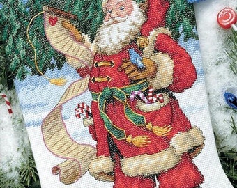 Könnte beinhalten: Ein blauer und weißer Weihnachtssocken mit einem Weihnachtsmann-Motiv. Der Socken ist mit dem Namen "Brendan" oben bestickt. Der Weihnachtsmann hält eine Liste und einen Sack mit Spielzeug. Der Socken ist von einem schneebedeckten Tannenbaum umgeben.