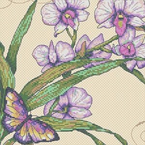 Może przedstawiać: Haftowany obraz przedstawiający kolibra z długim dziobem pijącego nektar z fioletowego kwiatu orchidei. Motyl z pomarańczowymi i fioletowymi skrzydłami siedzi na zielonym liściu. Tło jest jasnobeżowe.