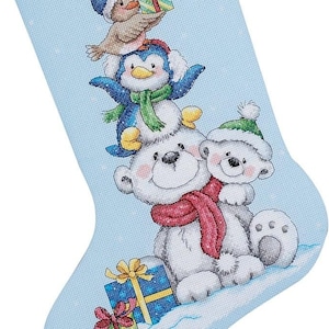 Op de afbeelding: Een blauwe kerstsok met een rode kwast en de naam "TIMOTHY" geborduurd aan de bovenkant. De sok heeft een stapel dieren, waaronder een pinguïn, een vogel en twee ijsberen, die allemaal cadeautjes vasthouden. De sok is versierd met sneeuwvlokken en cadeautjes.