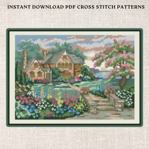 Puede incluir: Patrón de punto de cruz de una casa de campo colorida con un jardín y un camino que conduce a una escalera de piedra. La casa tiene un techo marrón y molduras blancas. El jardín está lleno de flores en tonos rosa, morado, azul y amarillo. El camino está hecho de piedra y está rodeado de hierba verde. La escalera de piedra tiene tres escalones y está rodeada de arbustos verdes.