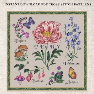 Puede incluir: Patrón de punto de cruz con una flor de peonía rosa con hojas verdes y la palabra "PEONY" en letras negras. Otras flores incluyen una digital morada, un delfinio azul, una fucsia rosa y un cardo morado. También se incluyen dos mariposas, una azul y una naranja.