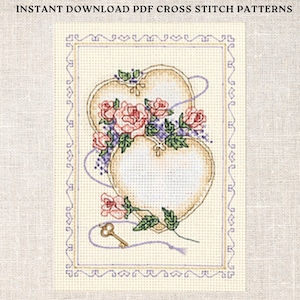 Könnte beinhalten: Kreuzstichmuster mit zwei Herzformen, rosa Rosen, grünen Blättern, einem goldenen Schlüssel und lila Band. Der Text "INSTANT DOWNLOAD PDF CROSS STITCH PATTERNS" steht oben. Das Design ist mit einem dekorativen Rahmen versehen.