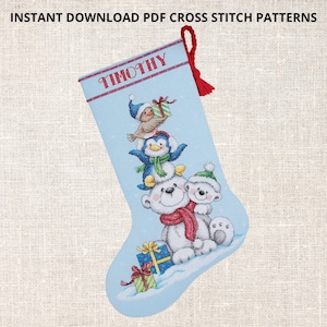 Peut inclure: Une chaussette de Noël bleue avec le nom "TIMOTHY" brodé dessus. La chaussette représente un pingouin, un ours polaire et un oiseau tenant un cadeau.
