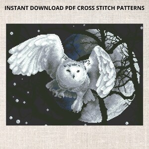 Peut inclure: Motif de point de croix représentant un hibou blanc aux ailes déployées, sur fond de ciel bleu nuit avec une pleine lune et des branches d'arbres nues. Le texte "INSTANT DOWNLOAD PDF CROSS STITCH PATTERNS" est en haut.