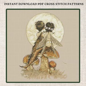 Puede incluir: Dos hadas sentadas en un hongo bajo una luna llena. Las hadas llevan ropa marrón y verde y tienen alas. El hongo es marrón y blanco con un sombrero rojo. La luna es blanca y amarilla.