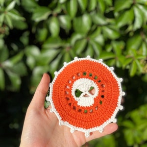 Crochet Skull Coaster Pattern, Easy Spooky Halloween Coaster, Weird Crochet Mug Rug, Quick Fall Crochet Pattern with Picture Tutorial