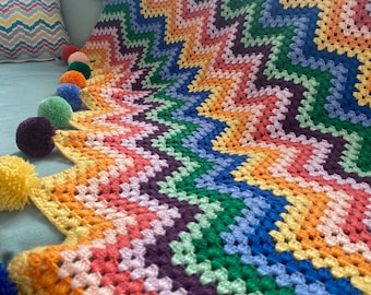 Coperta fatta a mano all'uncinetto con colori vivaci, coperta TV ondulata all'uncinetto, rifinita con splendidi pompon multicolori, regalo per l'inaugurazione della casa