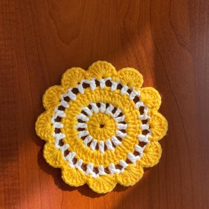 Patrón fácil de posavasos con flores en PDF con tutorial paso a paso con imágenes, tapete de crochet para taza apto para principiantes, inspiración rápida para crochet en otoño