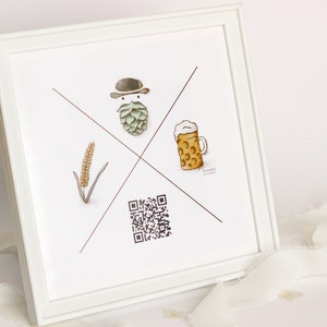 Könnte beinhalten: Ein weißer gerahmter Druck mit einem schwarz-weißen QR-Code in der Mitte. Der Druck zeigt vier Illustrationen: ein Bierglas, einen Hopfen, einen Weizenhalm und eine Comicfigur mit Hut und Hopfen als Bart.
