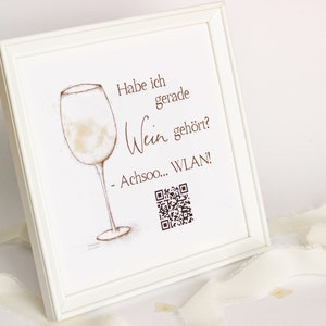 Könnte beinhalten: Ein weißer gerahmter Schild mit einer braunen Illustration eines Weinglases und dem Text "Habe ich gerade Wein gehört? - Achsoo... WLAN!" mit einem QR-Code darunter.