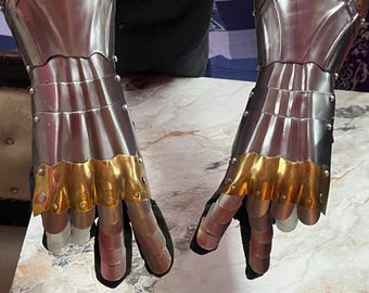 Mittelalterliche Ritterhandschuhe | Silber & Messing tragbare Rüstung Handschuhe | LARP Cosplay Kostüm Zubehör | Handgemachtes Sammlerstück