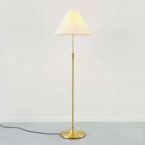 Elegante lámpara de pie de latón con pantalla plisada: Lámpara de pie de estilo vintage