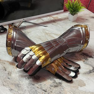 Mittelalterliche Ritterhandschuhe | Silber & Messing tragbare Rüstung Handschuhe | LARP Cosplay Kostüm Zubehör | Handgemachtes Sammlerstück