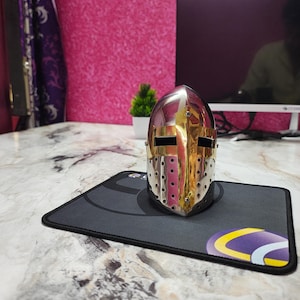 Miniature Knight Helmet Figurine – Metal Medieval Office Decor Gift | Collectible Armor Statue for Desk, Shelf, or Man Cave