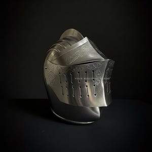 Casque de chevalier gravé à la main | Acier de calibre 18, armure portable