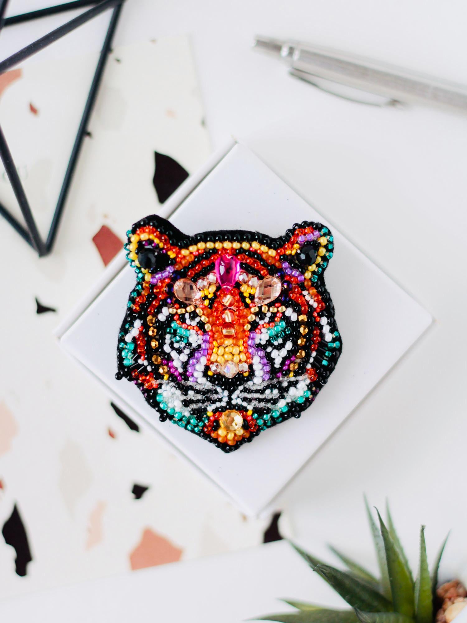 Raro Bijoux CASCIO Placcato In Oro Con Figura Di Tigre Felina Spilla Con Cristalli Trasparenti E Smalto Nero - Spilla Italiana Da Collezione Degli Anni '60 - Art.89/6 - Italia