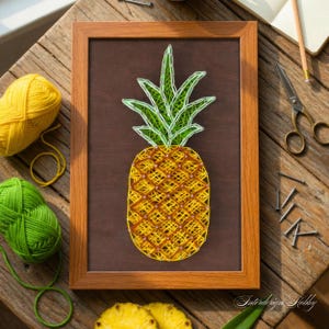 Op de afbeelding: Een set van drie keramische mokken met een gespikkelde, matte afwerking. De mokken zijn in crème, lichtgrijs en donkergrijs. Elke mok heeft een eenvoudig, minimalistisch ontwerp en een afgeronde handgreep. Voor koffie of thee.