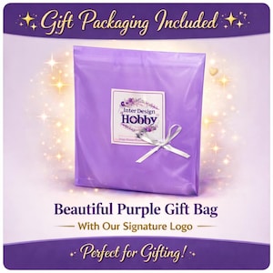 Puede incluir: Una bolsa de regalo morada con una cinta blanca y una etiqueta que dice "Inter Design Hobby". La bolsa est&aacute; sellada y la imagen contiene el texto "Gift Packaging Included" y "Beautiful Purple Gift Bag".