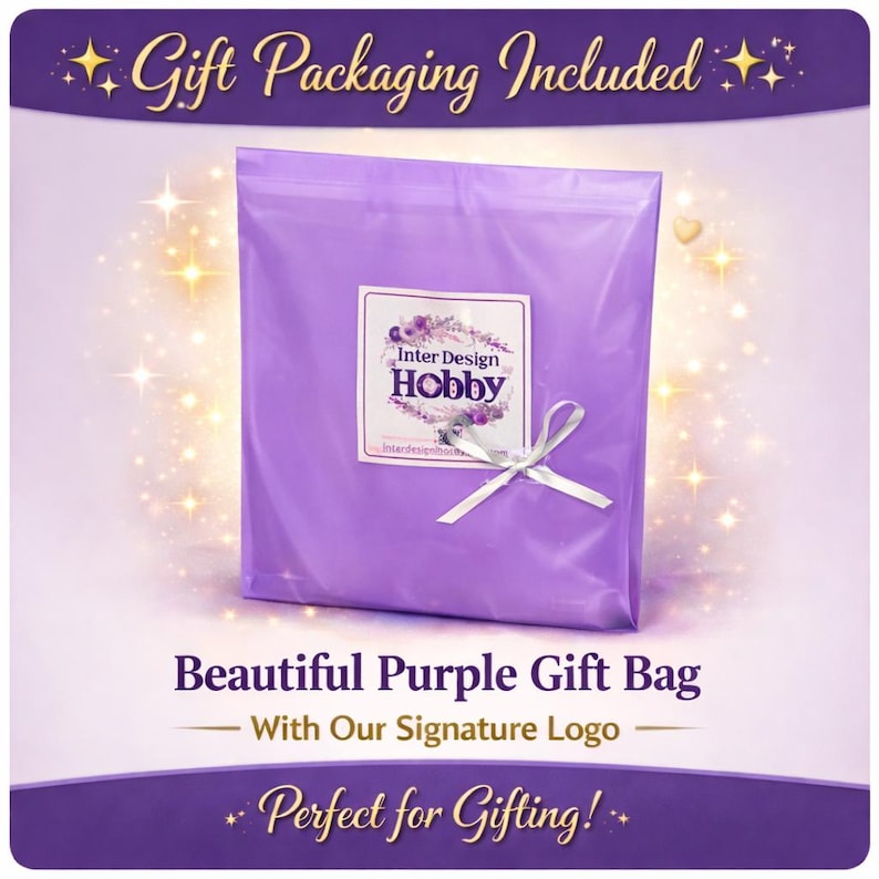 Puede incluir: Una bolsa de regalo morada con una cinta blanca y una etiqueta que dice "Inter Design Hobby". La bolsa est&aacute; sellada y la imagen contiene el texto "Gift Packaging Included" y "Beautiful Purple Gift Bag".