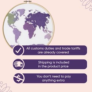 Puede incluir: Un bastidor de bordado redondo con un mapa del mundo bordado en morado y verde sobre tela blanca. El texto "All customs duties and trade tariffs are already covered" es visible debajo.