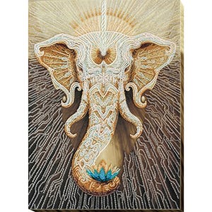 Op de afbeelding: Een close-up van een kunstwerk van kralen dat de kop van een olifant voorstelt met ingewikkelde details. De olifant is versierd met gouden en witte kralen, en zijn slurf is opgerold. De achtergrond is donkerbruin met een patroon van witte kralen.