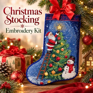 Könnte beinhalten: Ein Weihnachtsstrumpf-Stickset mit blauem Hintergrund, einem Weihnachtsmann auf einer Leiter, der einen Stern auf einen grünen Weihnachtsbaum setzt, und einem Schneemann. Der Text lautet Christmas Stocking Embroidery Kit.