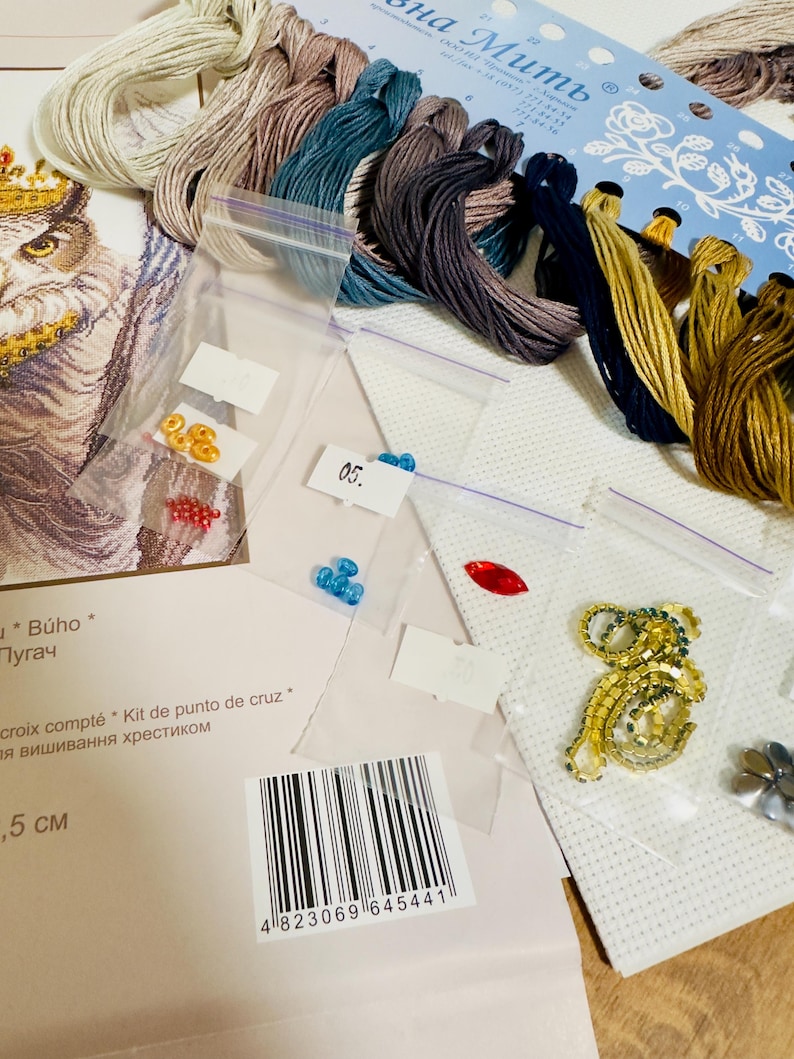 Puede incluir: Un kit de punto de cruz con un dise&ntilde;o de b&uacute;ho, que incluye hilos de bordar de varios colores, cuentas y un adorno dorado. El kit incluye un patr&oacute;n impreso, tela Aida y una etiqueta con c&oacute;digo de barras.