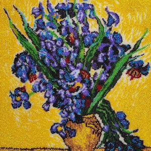 Könnte beinhalten: Ein Perlenkunstwerk, das einen Strauß Iris in einer Vase vor gelbem Hintergrund zeigt. Die Iris ist in Blau-, Lila- und Rottönen mit grünen Blättern dargestellt. Die Vase ist goldbraun. Der Hintergrund ist ein strukturiertes Gelb.
