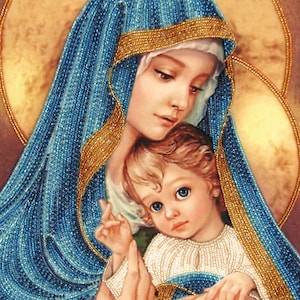 Può includere: Un'opera d'arte in perline che raffigura la Vergine Maria che tiene in braccio un bambino Gesù. L'opera è realizzata in tonalità di blu, oro e bianco.