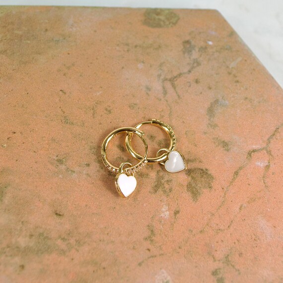 Orecchini A Cerchio Huggie Placcati Oro Con Ciondolo A Cuore - Philip Jones - 22x15 Mm, 2,3 G