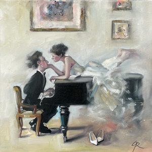 Può includere: Un dipinto che ritrae una coppia in un'ambientazione romantica. La donna è sdraiata su un pianoforte, mentre l'uomo è seduto al pianoforte e suona. La donna indossa un abito bianco e l'uomo indossa un abito nero. Il dipinto è realizzato in uno stile realistico con colori tenui.