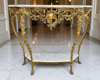 Consolle vintage con piano in marmo, tavolo da ingresso in stile rococò barocco con finiture in bronzo dorato.