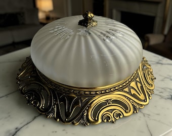 Vintage taklampa i infälld design, mässingsram, frostad glaskupol, Hollywood Regency, modern stil