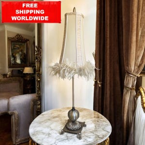 Vintage Hollywood Regency Feather-tafellamp: sierlijke gouden voet, hoge lampenkap