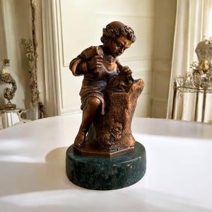 Bronze Bildhauer Statue, grüner Marmorsockel, Vintage Künstler Skulptur, Klassische Schreibtisch Dekoration 1960