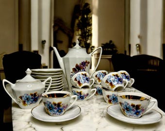 Zestaw do herbaty z porcelany w stylu vintage z motywem kwiatowym, złote wykończenia, dzbanek do herbaty, cukierniczka, filiżanki i spodki, styl shabby chic, wystrój cottagecore