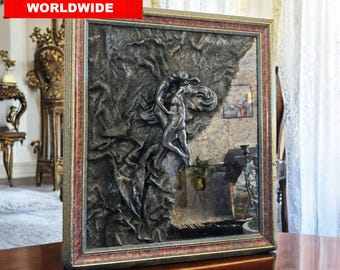 Grande sculpture murale romantique - Amoureux en relief en résine - 72 x 60 cm - Art gothique baroque dans un cadre fleuri
