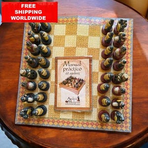 Medieval Chess Set with Hand-Painted Porcelain Pieces – 8 cm Tall – Illustrated Board & Spanish Manual Included