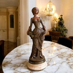 Estatua de mujer vintage, escultura de resina y mármol, figura de estilo rococó, decoración clásica femenina, pieza de colección de gran valor.