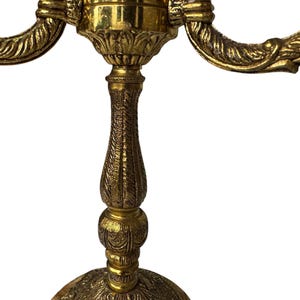 Pu&ograve; includere: Candelabro dorato ornato con tre bracci curvi. Il candelabro presenta dettagliati motivi floreali e a foglie. La base &egrave; rotonda e presenta un motivo in rilievo. Lo stile generale &egrave; vintage e decorativo. Il candelabro &egrave; in metallo.